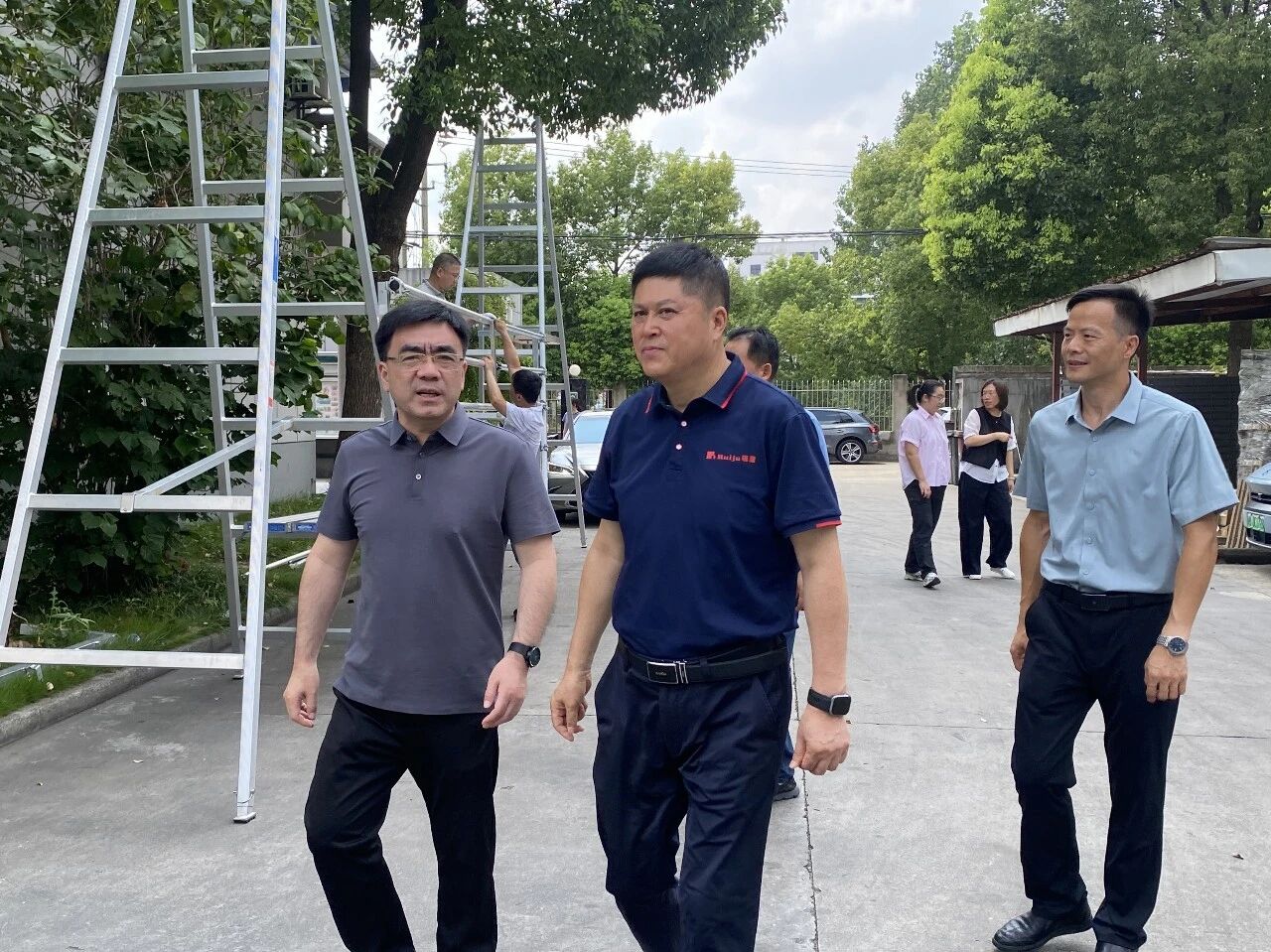 送清凉  鼓干劲｜青浦区总工会、华新镇工会走进瑞居